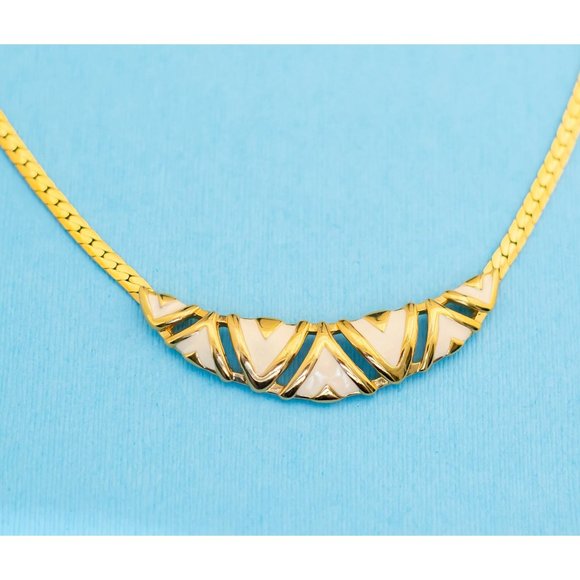 Vintage Gold Tone Majestic Necklace by Avon - 19 inch - N15 - Picture 2 of 4